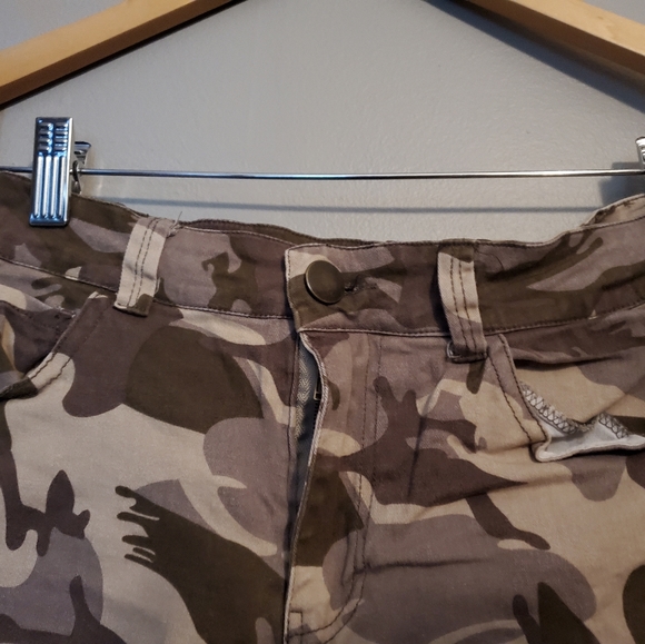 Seduction - Camo Shorts - Size S/M - Picture 7 of 9